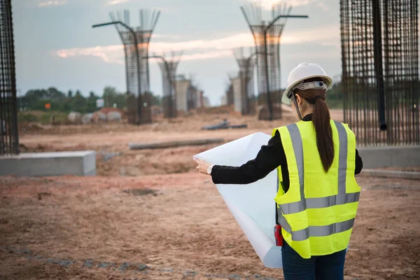 Ingenieurin Arbeitet Baustelle Der Bau Befindlichen Brücke — Stockfoto