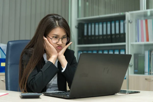 Azjatka Pracująca Biurze Młoda Bizneswoman Zestresowana Pracą Dużą Ilością Akt — Zdjęcie stockowe