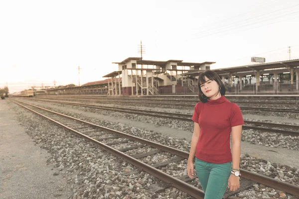Porträt Eines Asiatischen Hipster Girls Bei Sonnenuntergang Eisenbahn Vintage Stil — Stockfoto