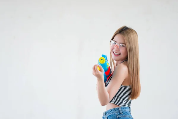 Asiatica Bella Donna Con Pistola Acqua Mano Sfondo Bianco Festival — Foto Stock