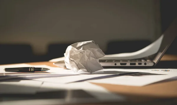 Papel Foi Amassado Mesa Não Funciona Muito Estresse Ansiedade — Fotografia de Stock