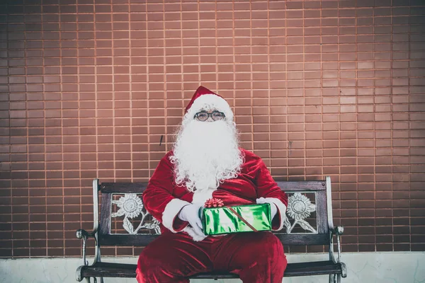 Santa Claus Con Caja Regalo Concepto Feliz Navidad —  Fotos de Stock