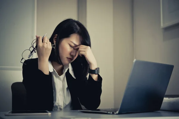 Mulher Asiática Trabalhando Escritório Jovem Mulher Negócios Estressado Sobrecarga Trabalho — Fotografia de Stock