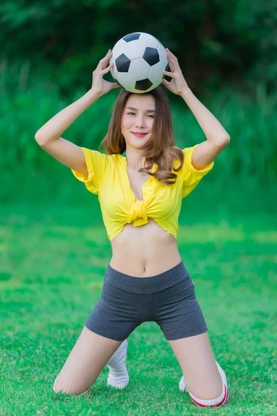セクシーなアジアの女性の肖像は サッカー選手のドレスを身に着けています ワールドカップ応援ボールの概念 タイの人々 ドイツのファンクラブ — ストック写真