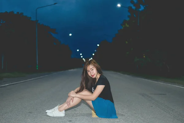 Retrato Mulher Asiática Estrada Noite Cena Tailândia Pessoas Estilo Vida — Fotografia de Stock