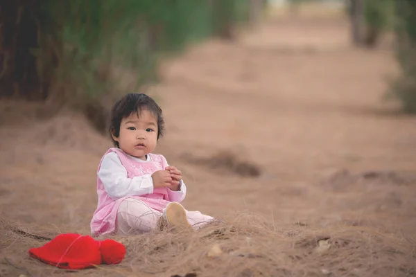 Aranyos Ázsiai Kislány Portré Erdőben Téli Stílus Koncepció — Stock Fotó