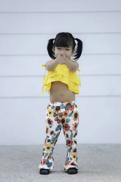 Retrato Chica Asiática Posan Para Tomar Una Foto Tailandia Personas — Foto de Stock