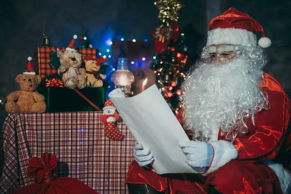 Santa Claus Leyó Periódico Por Noche Casa Luz Del Libro —  Fotos de Stock