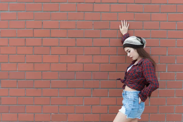 Retrato Asiático Hipster Menina Tijolo Parede Fundo Hippie Vestido Estilo — Fotografia de Stock