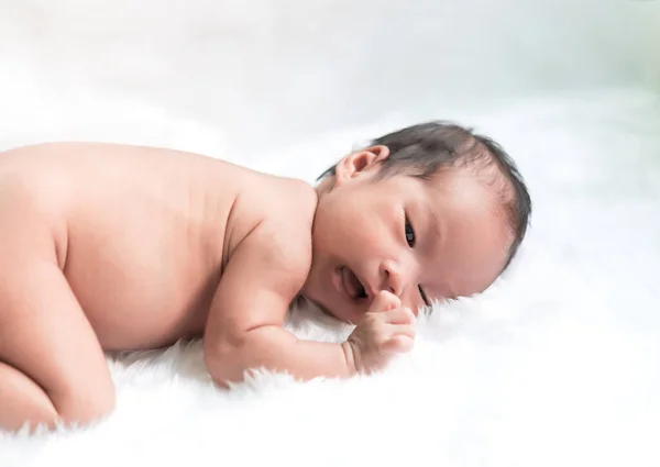 Primer Plano Asiático Bebé Acostado Alfombra Lana —  Fotos de Stock