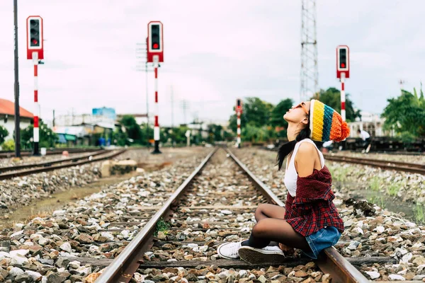 Портрет Девушки Хипстер Сидеть Железнодорожном Винтажном Стиле Тайская Женщина Позирует — стоковое фото