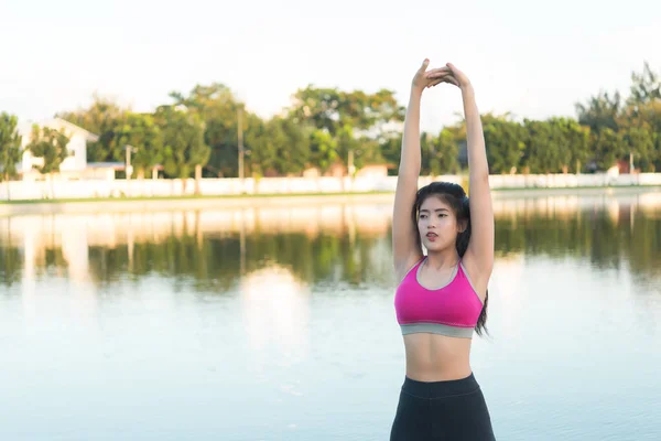 아시아인 여자가 아침에 일하러 나가기 따뜻하게 운동을 선택적 초점을 맞추고 — 스톡 사진