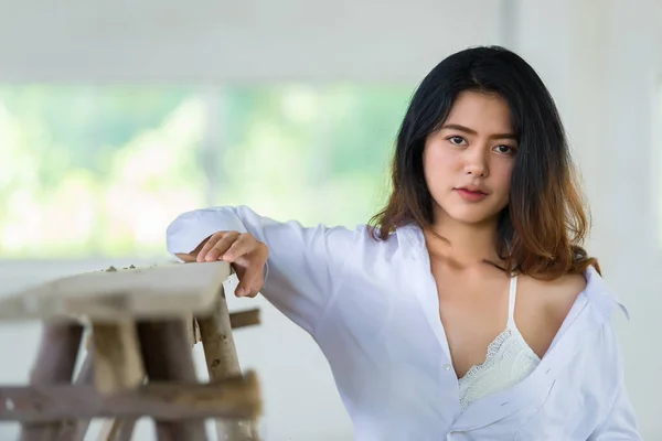 Portret Zmysłowej Azjatki Białej Koszuli Pozowanie Starym Budynku Tajlandia — Zdjęcie stockowe