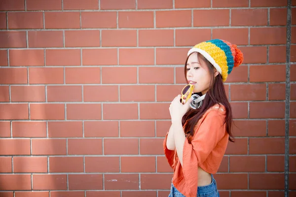 Asian Hipsters Girl Orange Brick Wall — Stock Photo, Image