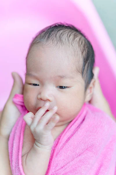 Close Aziatische Baby Roze Handdoek — Stockfoto