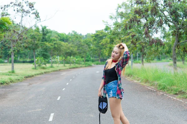 Asiatica Hipster Ragazza Posa Scattare Una Foto Sulla Strada Stile — Foto Stock