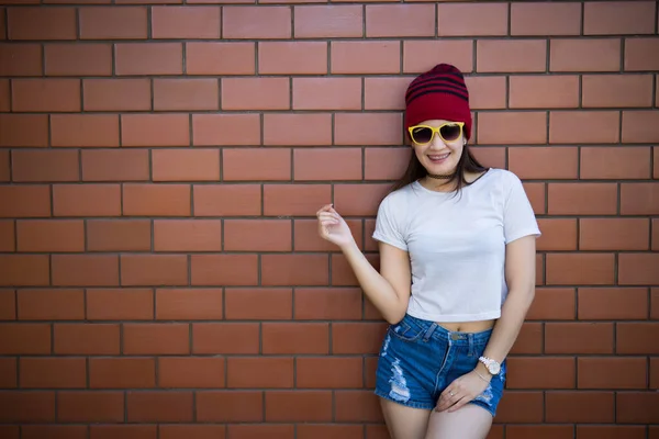Retrato Menina Hipster Asiático Fundo Parede Tijolo Estilo Vida Pessoas — Fotografia de Stock