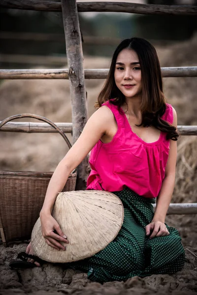 Ritratto Bella Donna Asiatica Indossare Abito Campagna Del Tailandese Campo — Foto Stock