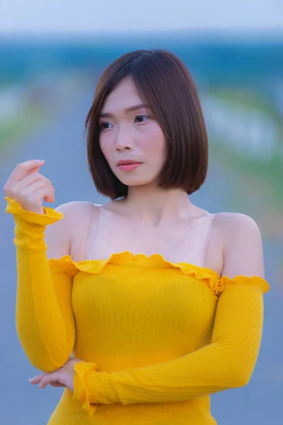 Портрет Красивой Азиатской Женщины Носить Желтое Платье Поле Таиланд Люди — стоковое фото