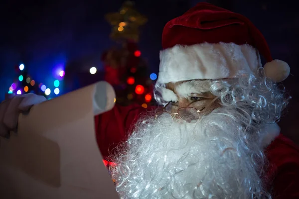 Santa Claus Drží Papír Číst Veselé Vánoce Koncept — Stock fotografie