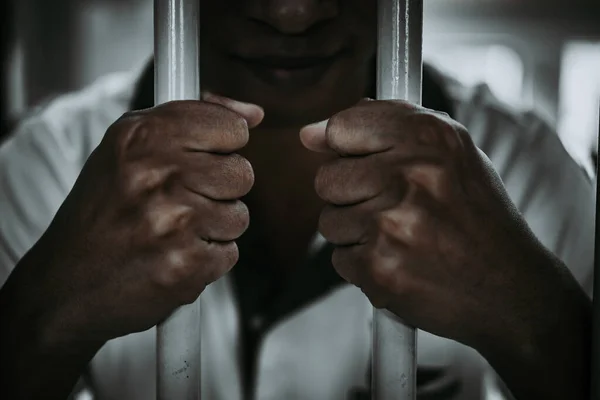 Χέρια Των Ανδρών Απελπισμένα Για Πιάσει Σιδερένια Φυλακή Φυλακισμένος Έννοια — Φωτογραφία Αρχείου