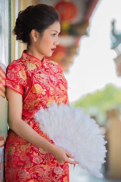 Portret Pięknej Azjatyckiej Kobiety Sukience Cheongsam Tajlandia Ludzie Happy Chinese — Zdjęcie stockowe