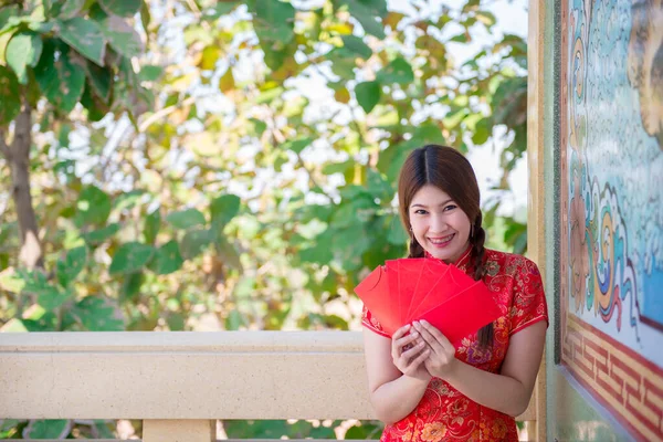 Retrato Bela Mulher Asiática Vestido Cheongsam Com Envelope Vermelho Mão — Fotografia de Stock