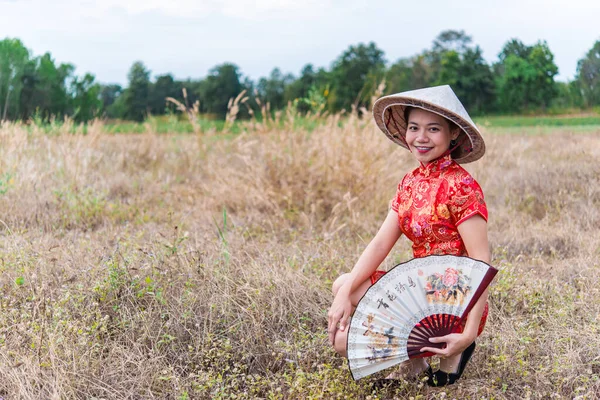 Retrato Mujer Asiática Usar Sombrero Bambú Con Ventilador Las Manos — Foto de Stock