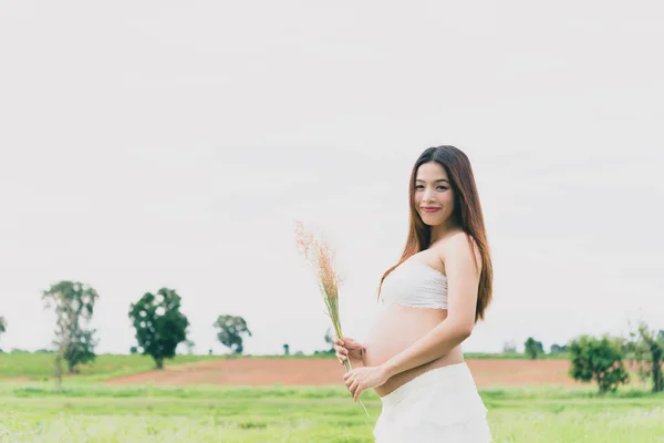 Schwangere Auf Gras — Stockfoto