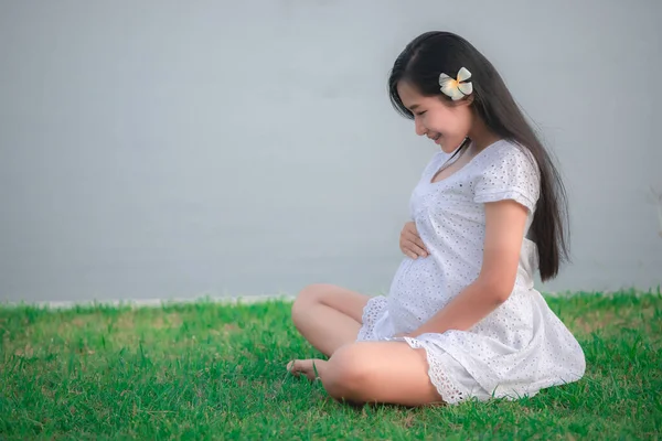 Πορτρέτο Της Νεαρής Εγκύου Στο Πάρκο Ταϊλάνδη Άνθρωποι — Φωτογραφία Αρχείου