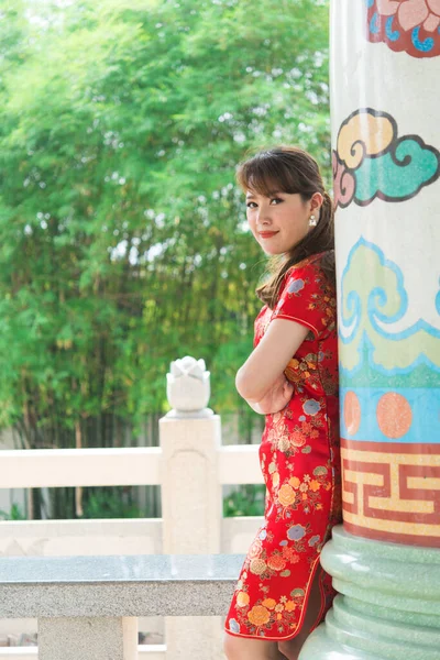 Retrato Duas Mulheres Asiáticas Bonitas Vestido Cheongsam Tailândia Pessoas Conceito — Fotografia de Stock