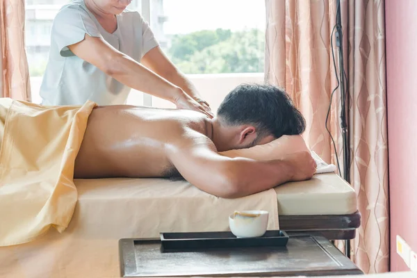 Man Ontspannen Tijdens Massage Spa Salon — Stockfoto