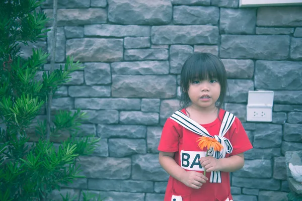 Primer Plano Niña Tiene Una Flor Mano Estilo Vintage Tono —  Fotos de Stock