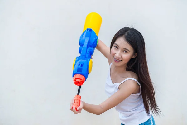 Donna Asiatica Con Pistola Acqua Mano Sfondo Bianco Festival Songkran — Foto Stock