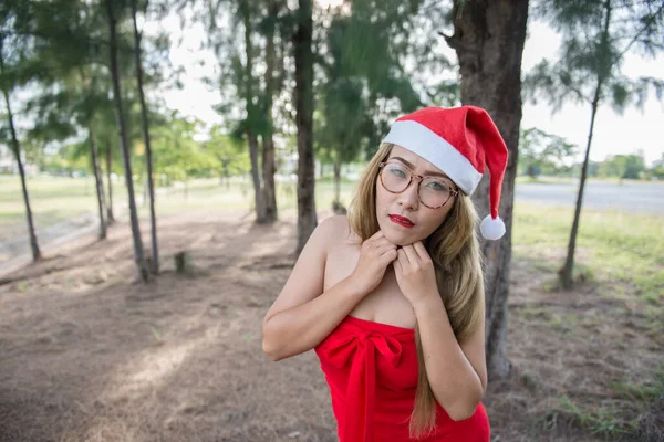 Sexy Weihnachtsmann Mädchen Rotem Kleid Wald — Stockfoto