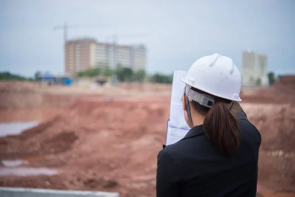 Mulher Engenheira Que Trabalha Local Ponte Construção — Fotografia de Stock