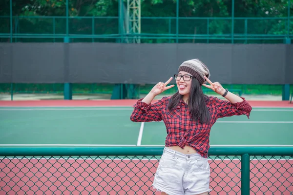 Hipster Ragazza Asiatica Posa Scattare Una Foto Ritratto Moda Bella — Foto Stock