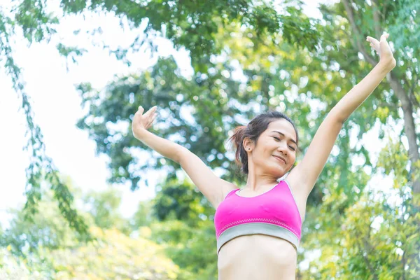 Asiatische Sportliche Frau Streckt Die Arme Aus Und Atmet Frische — Stockfoto