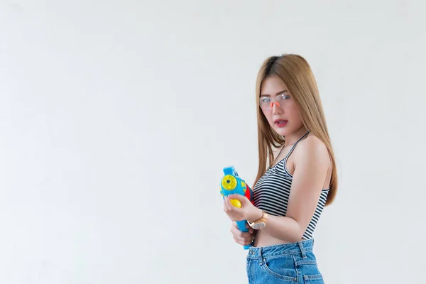 Asiatica Bella Donna Con Pistola Acqua Mano Sfondo Bianco Festival — Foto Stock