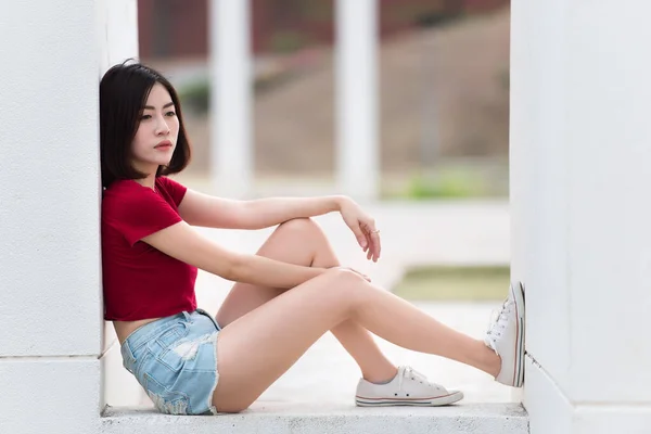 Retrato Mulher Asiática Sentar Estrada Linda Tailândia Pessoas Conceito Mulher — Fotografia de Stock