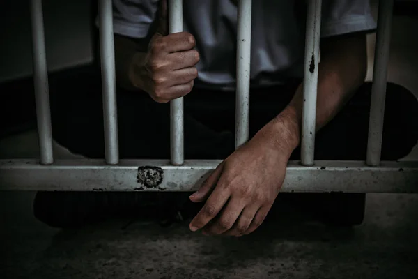 Χέρια Του Ανθρώπου Απελπισμένα Για Πιάσει Σιδερένια Φυλακή Φυλακισμένος Έννοια — Φωτογραφία Αρχείου