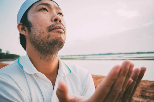 Silhouet Jonge Aziatische Moslim Man Biddend Bij Zonsondergang Ramadan Festival — Stockfoto