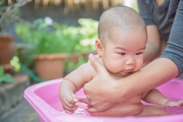 Closeup Asijské Dítě Vzít Sprchu Denním Světle Růžové Umyvadlo — Stock fotografie