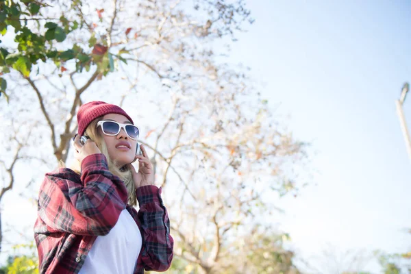 Porträt Eines Asiatischen Hipster Mädchens Mit Orangefarbener Sonnenbrille Vintage Stil — Stockfoto