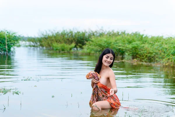 Thajsko Žena Sarong Plavat Řece — Stock fotografie