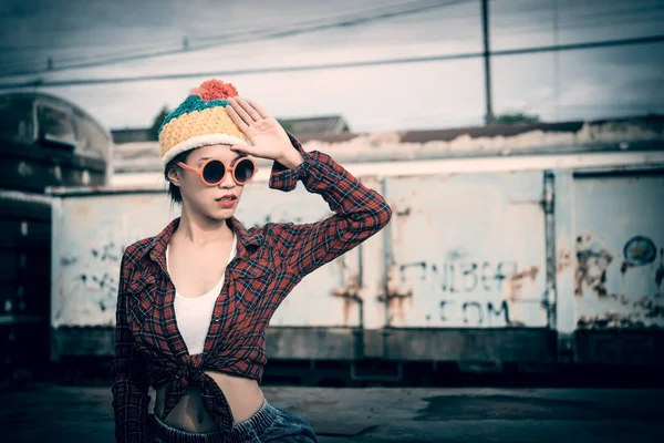 Retrato Menina Hipsters Asiáticos Pulando Estrada Ferro Desfrutar Vida Jovem — Fotografia de Stock