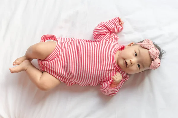 Прикройте Симпатичного Ребенка Повязкой Голове Лежащего Кровати — стоковое фото