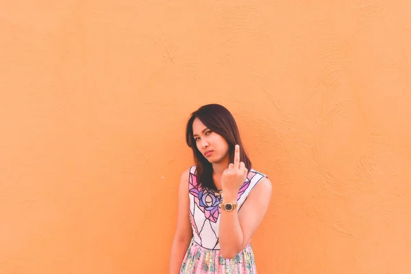 Porträt Der Schönen Asiatischen Frau Posiert Auf Orangefarbener Wand Lebensstil — Stockfoto
