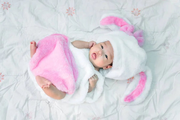 Gros Plan Mignon Asiatique Bébé Fille Dans Une Robe Lapin — Photo