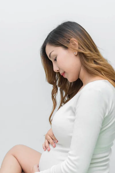 Una Mujer Embarazada Con Vestido Blanco Posan Para Tomar Una — Foto de Stock